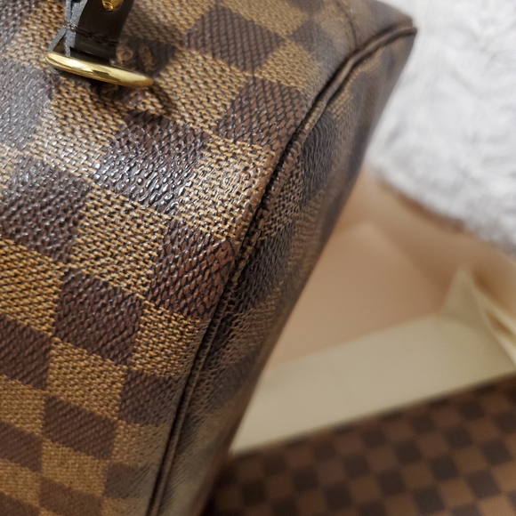 Louis Vuitton Neverfull MM in Cherry Interior - Picture 4 of 16